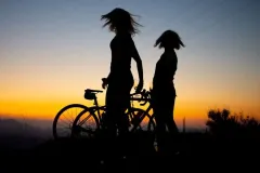 chicas ciclistas al atardecer